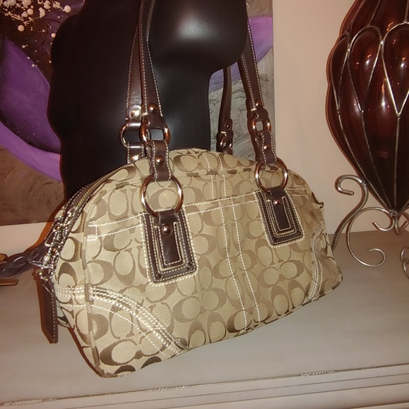 Beautiful and immaculate Coach Handbag!! ❤ - Picture 1 of 8